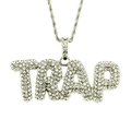 Dettaglio del ciondolo hip hop TRAP argentato con strass bianchi brillanti e catena - Argento