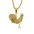 Dettaglio del ciondolo a forma di gallo dorato con cristalli e catena a corda lucida - Oro