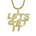 Vista macro della collana hip-hop dorata con pendente LET'S GET IT e diamanti finti - Alfabeto LET'S GET IT / Catena a corda 0.5*75cm / Oro
