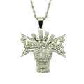 Dettaglio del ciondolo a pugno hip hop argento con scritta Real Rich e cristalli incastonati - Stile Catena a Torsione / Argento