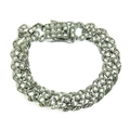 Detailaufnahme des silbernen Panzerarmbands mit quadratischen Zirkonia im Hip-Hop-Stil - Silber (Weißer Strass)