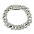 Vista macro del bracciale a maglie cubane con zirconi cubici trasparenti in argento - Argento