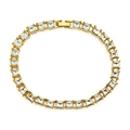 Dettaglio macro del bracciale hip hop oro da uomo con pietre cz quadrate scintillanti - Oro