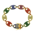 Macro-opname van de gouden hiphoparmband met kleurrijke strass-steentjes en varkensneus-sluiting - Goud (Veelkleurige Strass)