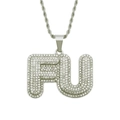 Nahaufnahme von silbernem FU-Buchstabenanhänger mit Strasssteinen und feiner Kordelkette - Silberne Seilkette / Silber