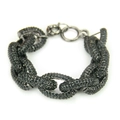 Primer plano de pulsera de eslabones anchos con pavé de pequeños cristales negros - Negro