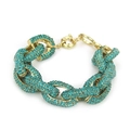 Detalle macro de la pulsera hip hop dorada con pavé de cristales azules brillantes - Verde