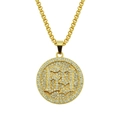 Dettaglio del ciondolo placcato oro hip-hop con lettere gotiche e cristalli pavé lucenti - Piastra Rotonda Dorata 0.3x75cm Catena Veneziana / Oro