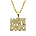 Dettaglio del ciondolo con lettere Nate Dogg placcato oro e pavé di zirconi lucidi - Catena veneziana / Oro