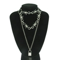 Dettaglio di collane punk stratificate con choker a filo spinato e lucchetto - Argento