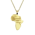 Detailopname gouden Afrika kaart hanger met gegraveerde stadsnamen aan een schakelketting - Goud