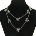 Collar de doble capa de plata con colgantes de mariposas en un busto de exhibición negro - Estilo Mariposa (Dos Collares)