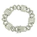 Dettaglio macro del bracciale cubano argentato con cristalli e maglie a forma di H - Argento