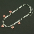 Collana a catena cubana d'argento con cinque ciondoli a farfalla rosa corallo e chiusura a moschettone - Argento (Farfalla Pesca)