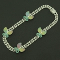 Dettaglio della catena cubana con farfalle sfumate glitterate e piccoli cristalli - 16 pollici / Argento
