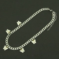 Dettaglio della collana a catena cubana argento con cinque ciondoli a farfalla bianca e chiusura - Argento (Farfalla Bianca)