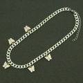Catena a maglie cubane argento con cinque ciondoli a farfalla bianchi e chiusura - Argento (Farfalla Rosa Chiaro)