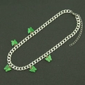 Dettaglio di una catena cubana argentata con cinque pendenti a farfalla verde brillante - Argento (Farfalla Verde)