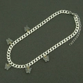 Dettaglio della collana a catena cubana d'argento con cinque ciondoli a farfalla neri su fondo scuro - Argento (Farfalla Nero Grigio)