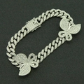 Macro-opname van iced out Cuban link armband met kristallen vlinderhangers en de sluiting - Vlinder Cubaanse Schakel Enkelband / 26cm / Zilver