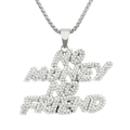 Primer plano del collar NO MONEY NO FRIEND plateado con cristales de estilo hip hop - Colgante No Money No Friend / Plateado