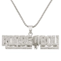 Dettaglio macro della collana hip hop argento con lettere KONHOE BOU e pendente microfono - Stile Catena Veneziana / Scritta Argento