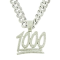 Dettaglio ravvicinato di un ciondolo hip-hop argentato con un design lucido a forma di 1000 - Stile Numero 1000 (Catena Cubana 50cm) / Argento