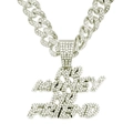 Dettaglio catena cubana argentata con ciondolo a lettere No Money No Friend e strass - Stile Lettera Argento con Catena Cubana da 50cm