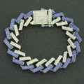 Dettaglio macro del bracciale a maglia cubana con pavé di strass blu e bianchi - Argento (Strass Blu)
