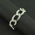 Silbernes Gliederarmband mit Strasssteinen auf schwarzer Schmuckrolle für Damen in Luxusoptik - Silbernes Armband