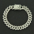 Detalle de la cadena de eslabones cubanos de plata helada con circonitas pavé - Plateado