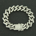 Dettaglio macro del bracciale cubano in argento con pavé di diamanti luccicanti - Argento (Strass Bianco)