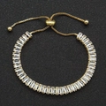 Bracciale dorato regolabile con zirconi rettangolari su uno sfondo nero strutturato - Oro