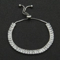 Dettaglio del bracciale regolabile in zircone con cristalli rettangolari e chiusura scorrevole - Argento