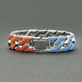Detalle de incrustación de esmalte de colores en pulsera cubana de plata con cierre cuadrado - Plateado