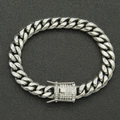 Dettaglio del bracciale a catena cubana argento con chiusura quadrata tempestata di strass - Colore Acciaio 8 pollici (Braccialetto)