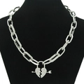 Collier chaîne cubaine argentée avec pendentif cœur et flèche sur buste d'exposition noir - Argenté