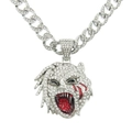 Vista macro del ciondolo 6ix9ine con strass scintillanti e grossa catena a maglia cubana - Collana Testa di Leopardo Argento