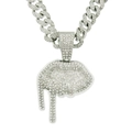 Macro-detail van de bevroren lippen hanger met kristallen aan een zilveren Cubaanse ketting - Zilver (Lippen) - Met 50cm Cubaanse Ketting
