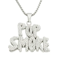 Detalle del collar con colgante Pop Smoke con cristales blancos brillantes estilo hip hop - Letra POP SMOKE - Cadena de Caja / Plateado