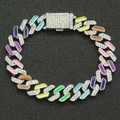 Dettaglio macro del bracciale a catena cubana arcobaleno con pavé di diamanti lucidi - 7 Pollici (Circa 18 cm) / Argento