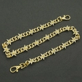 Dettaglio catena a stella dorata con strass e moschettoni in metallo per jeans - Oro