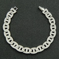 Makro-Detail von silbernem H-Glied-Armband mit vollem Diamant-Pavé auf dunklem Grund - Silber (Armband)-7 Zoll