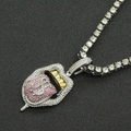 Détail macro du pendentif dollar glacé avec langue rose et décorations de dents en or - Argent (Langue Rose) avec Chaîne Tennis (50cm)