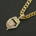 Gros plan sur collier chaîne cubaine hip-hop dorée avec pendentif langue signe dollar - Or (Langue Rose) avec Chaîne Cubaine (50cm)