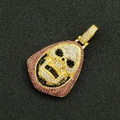 Dettaglio del ciondolo teschio hip hop con strass rosa e bianchi su sfondo nero opaco - Pendente Oro Solo (Senza Catena)