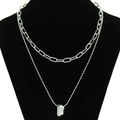 Moderne dubbele zilveren ketting met drievoudige ringhanger op een zwart display buste - Dubbellaagse Ring Halsketting / Zilver