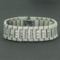 Vista macro dell'ampio bracciale a catena hip hop con pavé denso di zirconi cubici - Argento