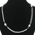 Collana a catena cubana argento con perle e strass su busto di velluto nero - Argento