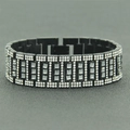 Dettaglio di un bracciale hip hop con strass quadrati incastonati su metallo nero - Nero